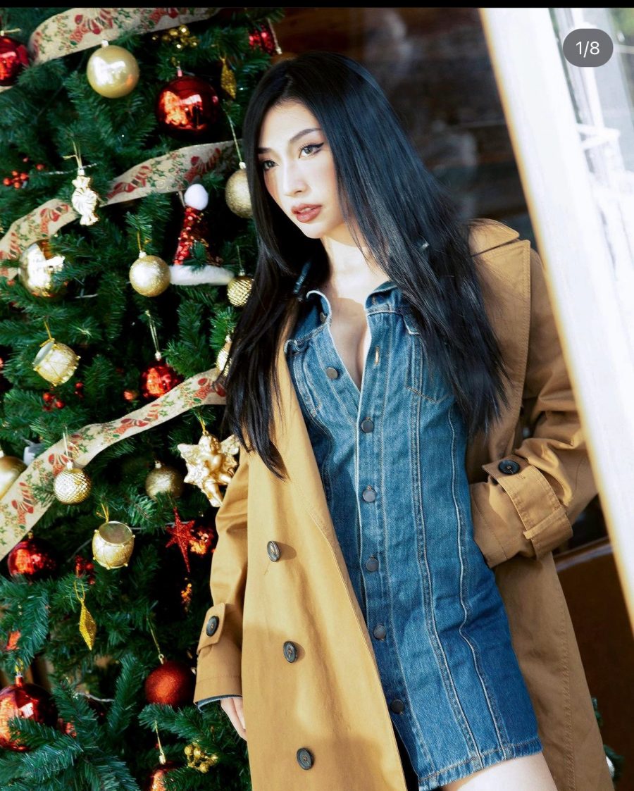 Khổng Tú Quỳnh mặc váy jean cá tính bên cây thông Noel - 2