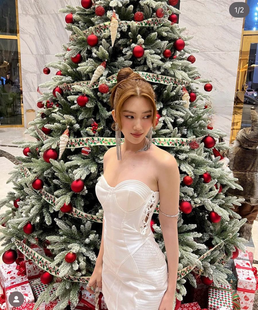 Khổng Tú Quỳnh mặc váy jean cá tính bên cây thông Noel - 5