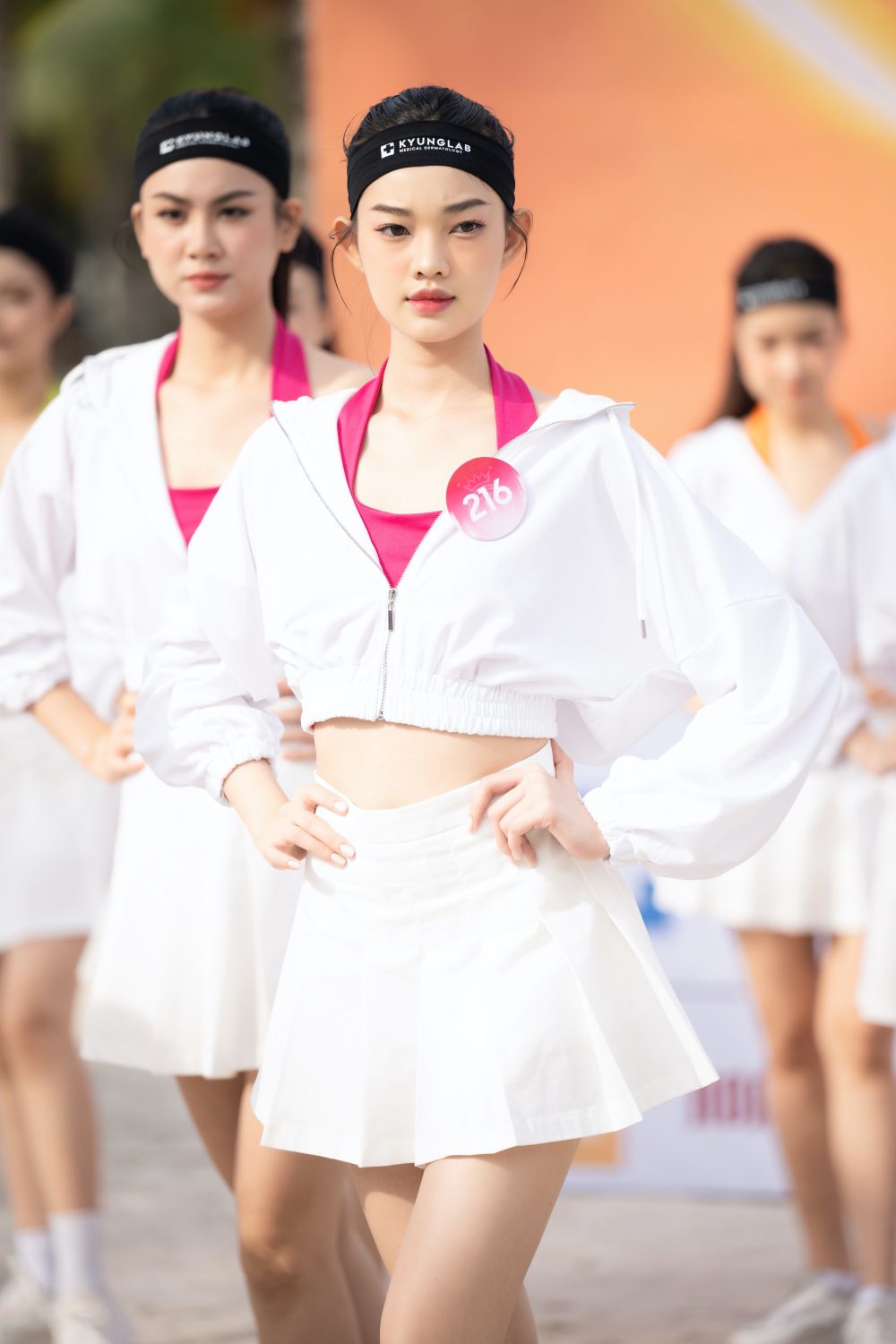 Thí sinh Hoa hậu Việt Nam mặc váy ngắn tập thể thao, đạt kỷ lục plank 7 phút - 4