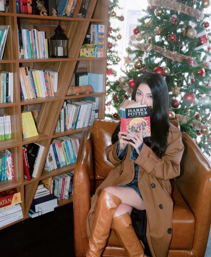Khổng Tú Quỳnh mặc váy jean cá tính bên cây thông Noel - 3