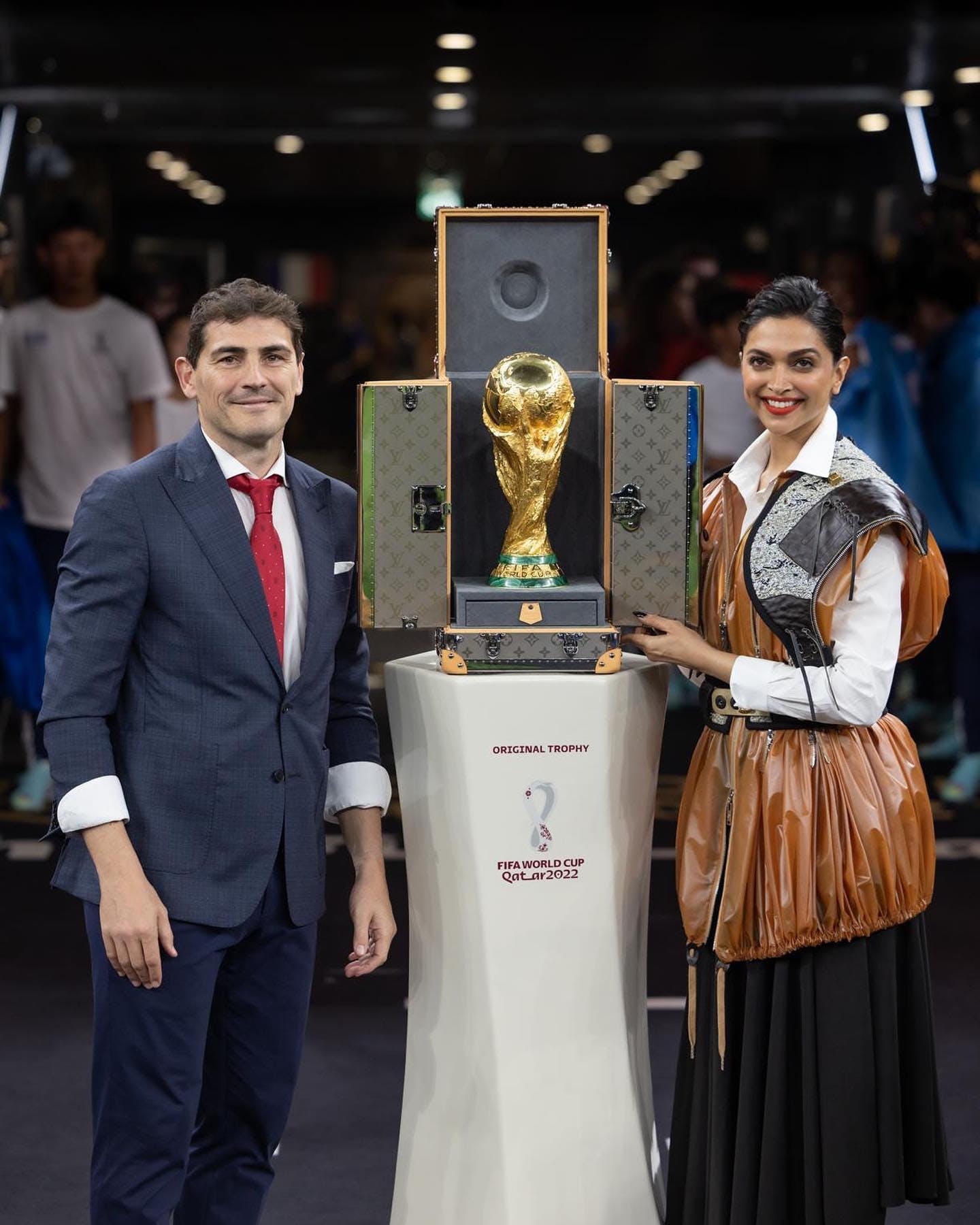 Louis Vuitton khoe cận cảnh rương xịn đựng cúp World cup 2022 - 5