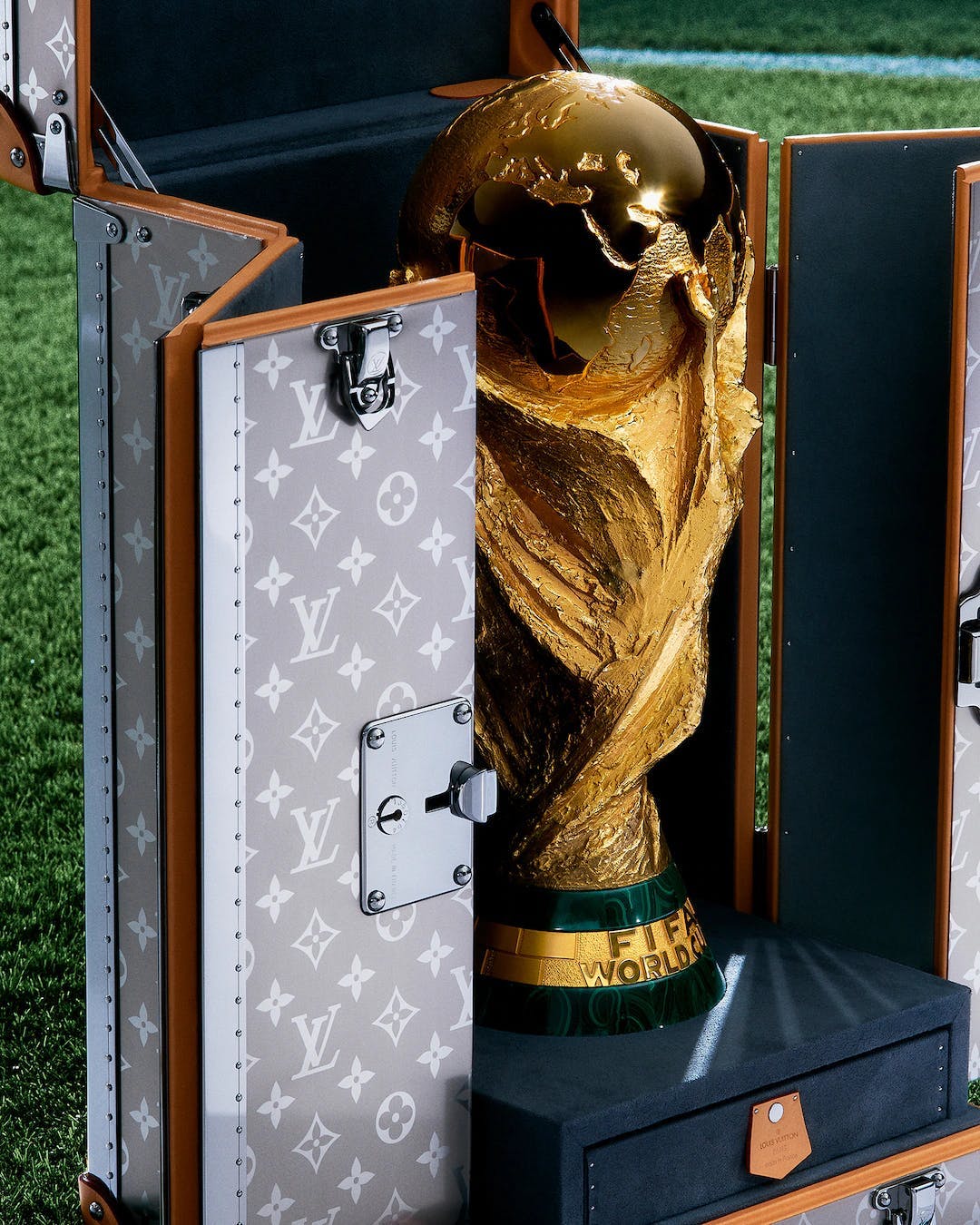 Louis Vuitton khoe cận cảnh rương xịn đựng cúp World cup 2022 - 3
