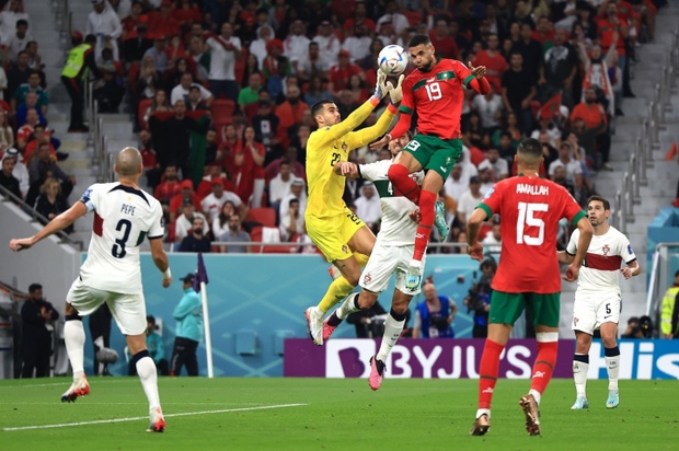 Ngỡ ngàng trước độ cao bật nhảy của cầu thủ Maroc khiến Ronaldo khóc hận - Ảnh 1.