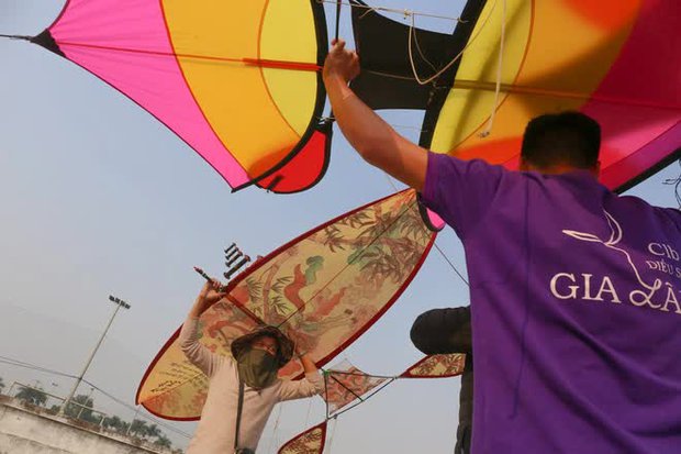 Gay cấn cuộc thi điều khiển sáo diều bay vượt câu liêm ở ngoại thành Hà Nội - Ảnh 15.