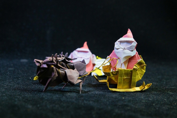 “Ông già Noel cưỡi tuần lộc” qua nghệ thuật gấp giấy Origami độc đáo ở TP.HCM - Ảnh 1.