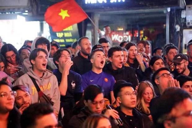Nhìn lại khoảnh khắc vỡ oà của người hâm mộ ở Hà Nội khi Argentina vô địch World Cup 2022 - Ảnh 5.