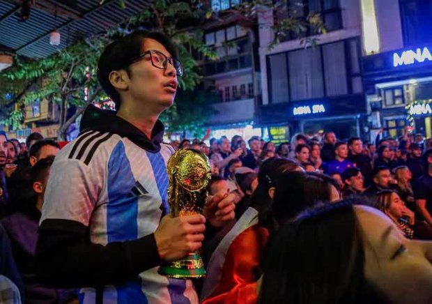 Nhìn lại khoảnh khắc vỡ oà của người hâm mộ ở Hà Nội khi Argentina vô địch World Cup 2022 - Ảnh 4.
