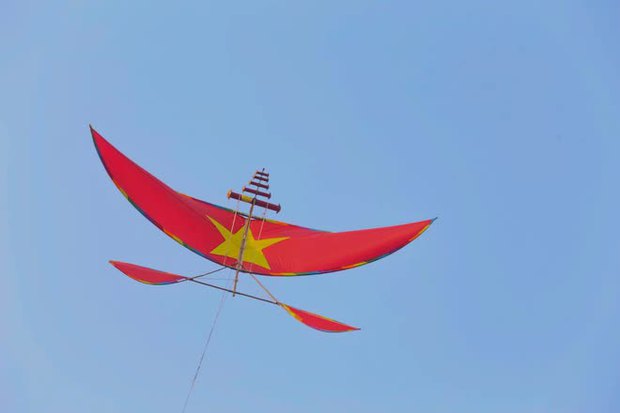 Gay cấn cuộc thi điều khiển sáo diều bay vượt câu liêm ở ngoại thành Hà Nội - Ảnh 3.