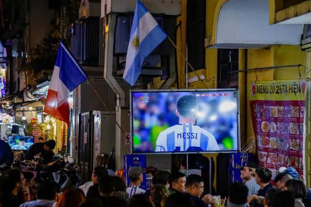 Nhìn lại khoảnh khắc vỡ oà của người hâm mộ ở Hà Nội khi Argentina vô địch World Cup 2022 - Ảnh 1.