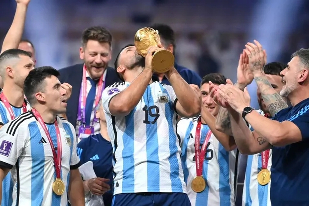 Streamer số hưởng nhất gọi tên Aguero: Nâng cúp vàng World Cup, ngủ cùng Messi trước chung kết - Ảnh 1.