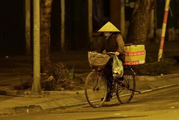 Ảnh: Công nhân vệ sinh, người lao động nghèo vật lộn mưu sinh trong đêm giá rét ở Hà Nội - Ảnh 8.