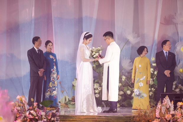 Lễ cưới của Hoa hậu Ngọc Hân: Cô dâu được chồng tặng quà bí mật, dàn mỹ nhân đổ bộ giữa không gian đẹp như mơ - Ảnh 26.
