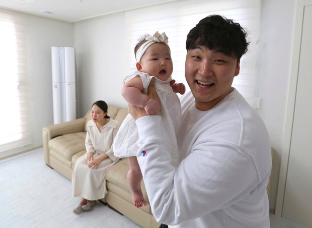 Người Hàn Quốc chuẩn bị đồng loạt trẻ lại: Luật mới sẽ thống nhất quy ước tuổi phức tạp - Ảnh 1.