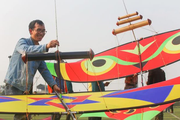 Gay cấn cuộc thi điều khiển sáo diều bay vượt câu liêm ở ngoại thành Hà Nội - Ảnh 12.