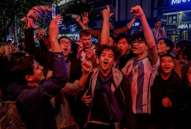 Nhìn lại khoảnh khắc vỡ oà của người hâm mộ ở Hà Nội khi Argentina vô địch World Cup 2022 - Ảnh 12.