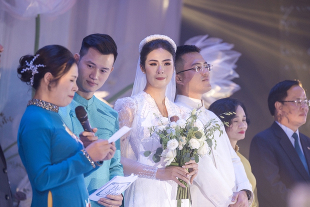 Lễ cưới của Hoa hậu Ngọc Hân: Cô dâu được chồng tặng quà bí mật, dàn mỹ nhân đổ bộ giữa không gian đẹp như mơ - Ảnh 24.