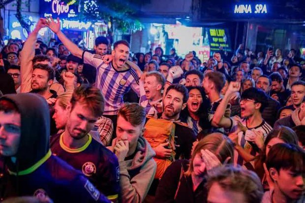Nhìn lại khoảnh khắc vỡ oà của người hâm mộ ở Hà Nội khi Argentina vô địch World Cup 2022 - Ảnh 11.