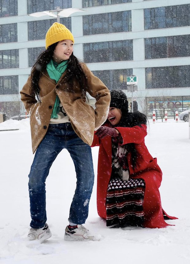 Hồng Nhung và khoảnh khắc hạnh phúc đón tuyết bên con trai - Ảnh 2.