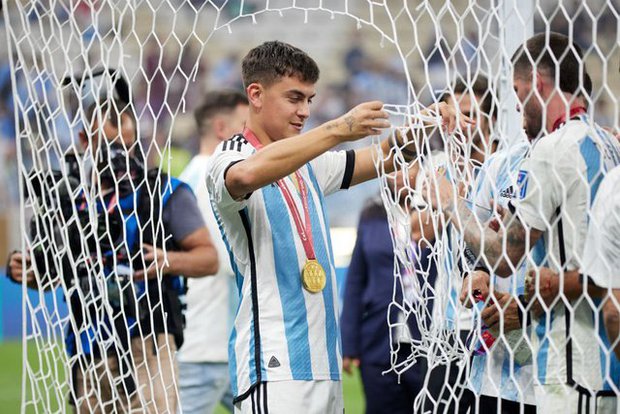 Cầu thủ Argentina cắt tan hoang mành lưới, chia nhau mỗi người 1 mảnh mang về - Ảnh 3.
