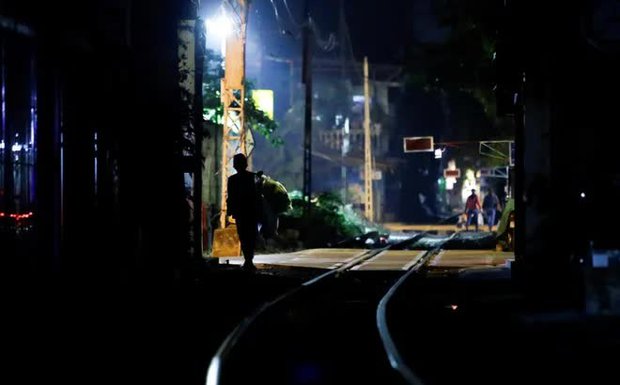 Ảnh: Công nhân vệ sinh, người lao động nghèo vật lộn mưu sinh trong đêm giá rét ở Hà Nội - Ảnh 4.