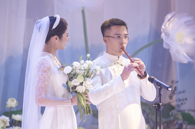 Hoa hậu Ngọc Hân nức nở khi nghe lời dặn dò của mẹ trong đám cưới - Ảnh 3.
