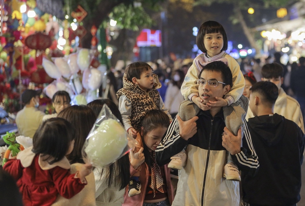 Cuối tuần, giới trẻ Hà Nội chen chúc nhau chụp ảnh trên phố Hàng Mã đón Giáng sinh sớm - Ảnh 6.