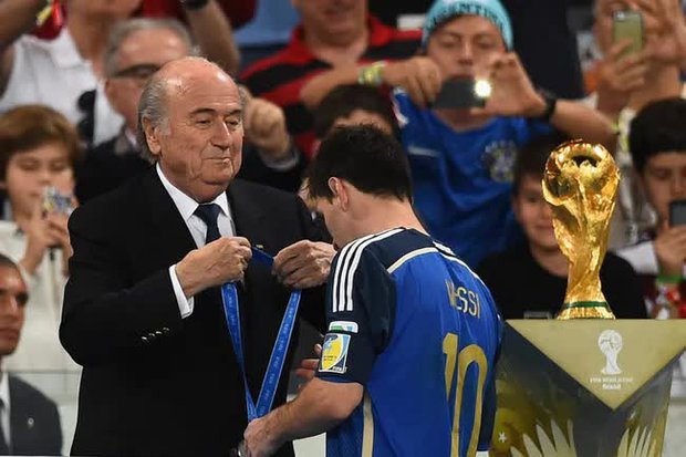 7 khoảnh khắc buồn nhất lịch sử World Cup mãi đọng lại trong lòng người hâm mộ: Messi bước qua cúp vàng, cái cúi đầu của Zidane và nước mắt của Son Heung-min - Ảnh 2.