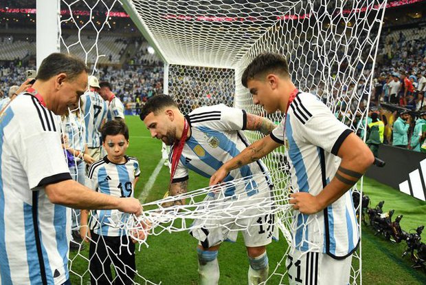 Cầu thủ Argentina cắt tan hoang mành lưới, chia nhau mỗi người 1 mảnh mang về - Ảnh 2.