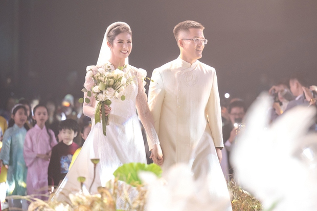 Lễ cưới của Hoa hậu Ngọc Hân: Cô dâu được chồng tặng quà bí mật, dàn mỹ nhân đổ bộ giữa không gian đẹp như mơ - Ảnh 20.