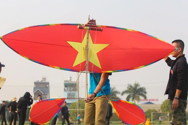 Gay cấn cuộc thi điều khiển sáo diều bay vượt câu liêm ở ngoại thành Hà Nội - Ảnh 8.