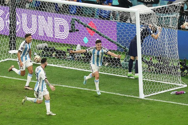 Cầu thủ Argentina cắt tan hoang mành lưới, chia nhau mỗi người 1 mảnh mang về - Ảnh 1.