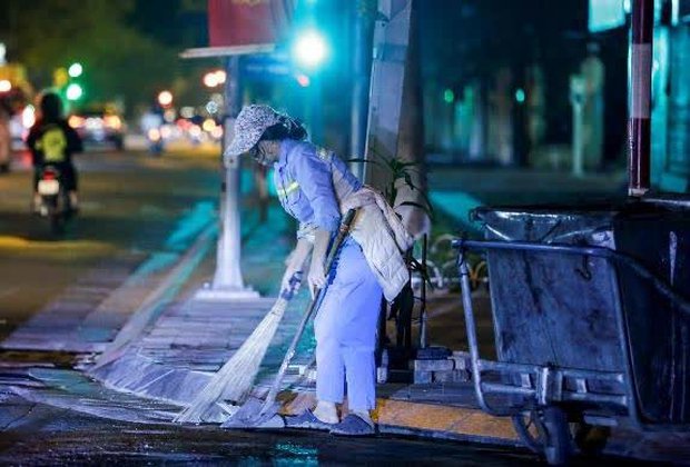 Ảnh: Công nhân vệ sinh, người lao động nghèo vật lộn mưu sinh trong đêm giá rét ở Hà Nội - Ảnh 2.