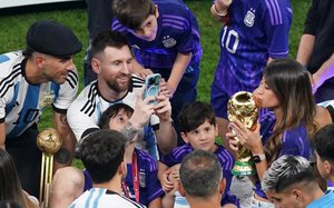 Soi điện thoại Messi chụp ảnh sống ảo cho 'nóc nhà' khi vô địch World Cup