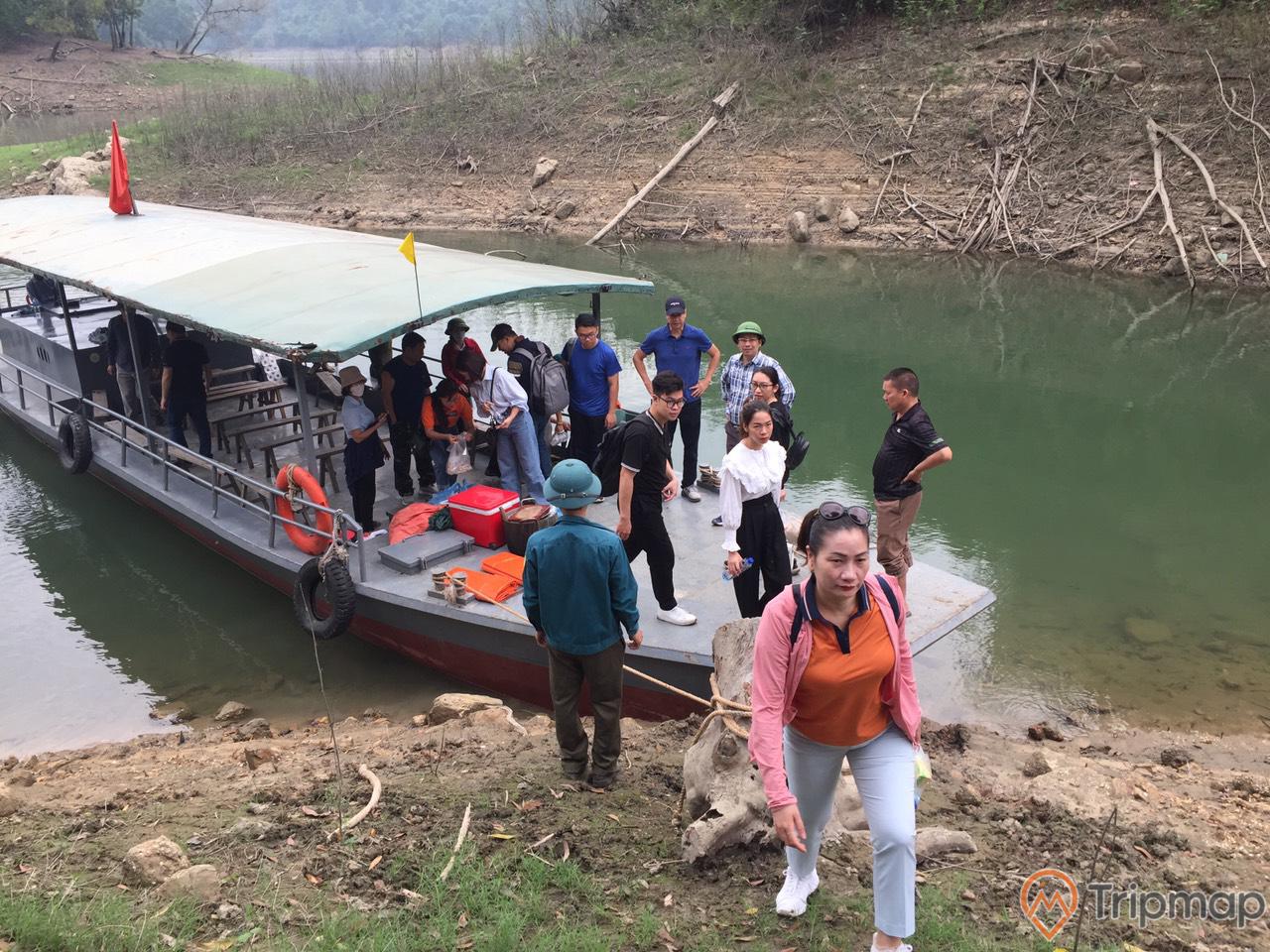 Đi thuyền qua lòng hồ thôn 3 Khe Liêu, xã Bằng Cả, du khách có thể bắt đầu chinh phục quãng đường rừng để đến núi Đá Chồng.